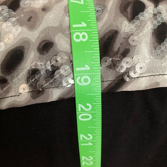 BCBG MAXAZRIA Shirt Womens Sz M Black Gray Animal Print Silk Chiffon Crop Sequin - Picture 8 of 8